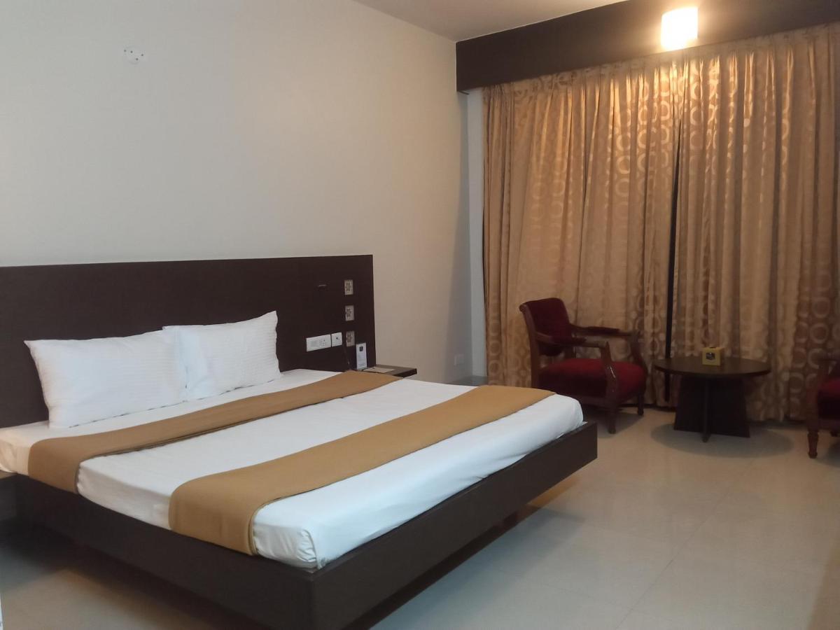 Rns One Hotell Subrahmanya Exteriör bild