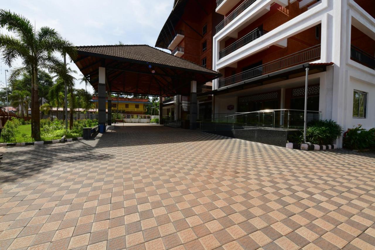 Rns One Hotell Subrahmanya Exteriör bild